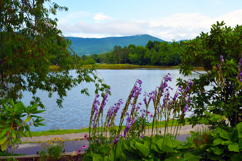 Best Attractions in Black Mountain NC - Lake Tomahawk Park