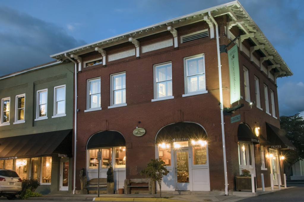 Best Cocktail Bars in the Great Smoky Mountains - The Bistro at Everett Hotel