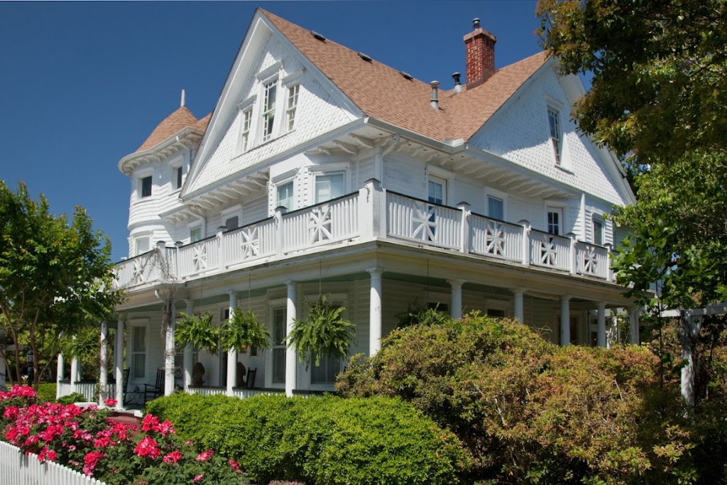 Angled view of The White Doe Inn