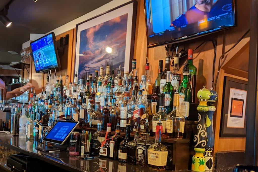 Best Cocktail Bars In The Outer Banks Area - The Blue Point Bar