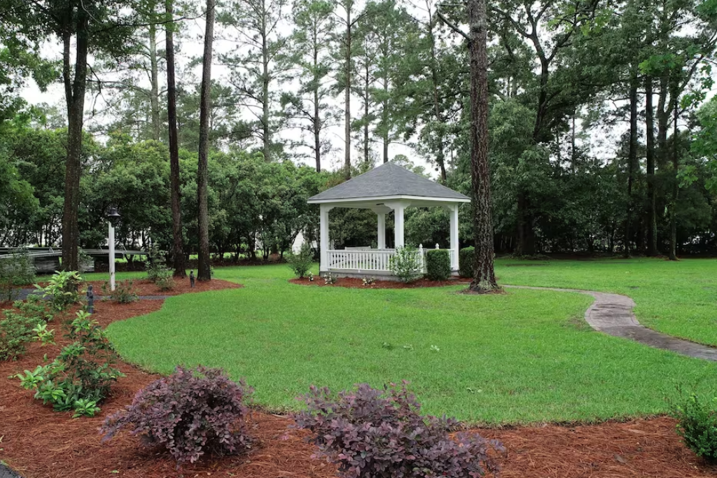 Best Hotels In The Inner Coastal Plains Area - The Elizabethtown Inn Gazebo