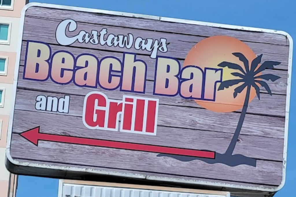 Best Music and Nightlife In The Brunswick Islands Area - Castaway's Raw Bar and Grill at Night