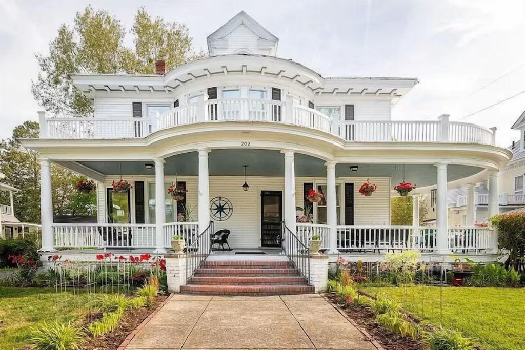 Best Romantic Getaways In The Albemarle & Pamlico Sounds Area - Captain's Quarters Inn - Front Entrance