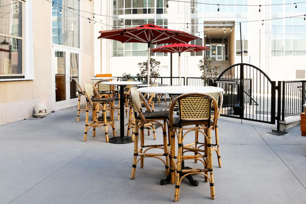 The Kimpton Cardinal Hotel - Outdoor Patio