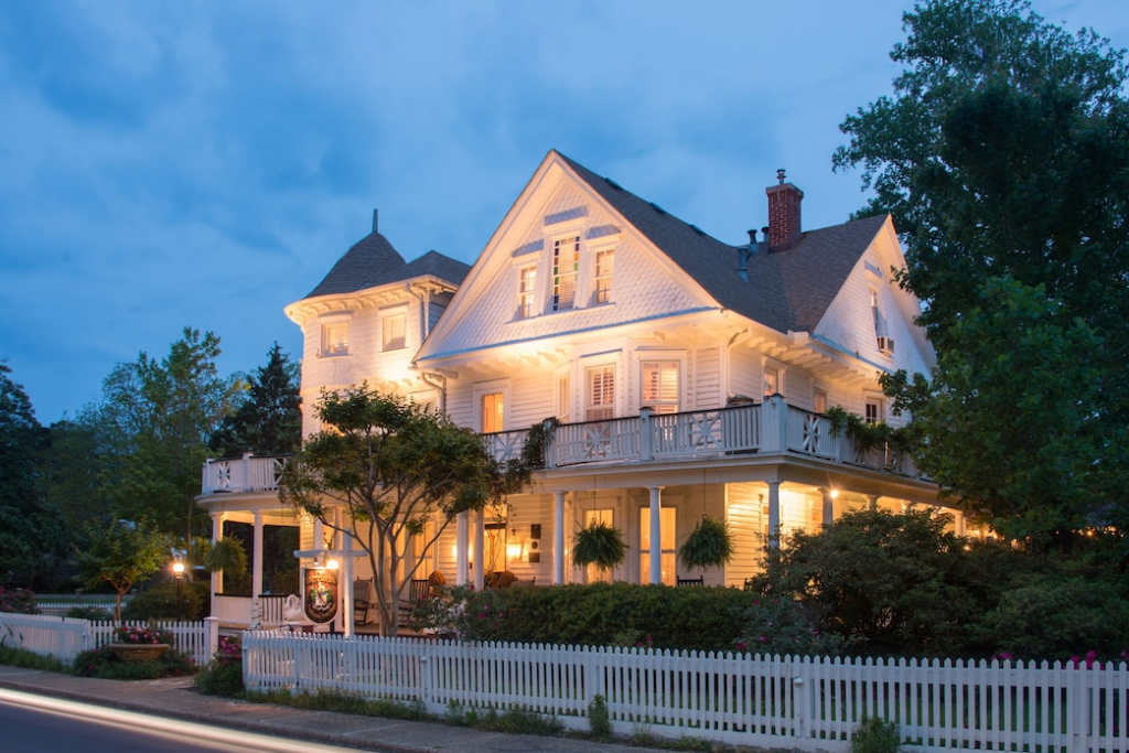 Best Romantic Getaways In The Outer Banks Area - White Doe Inn Bed & Breakfast